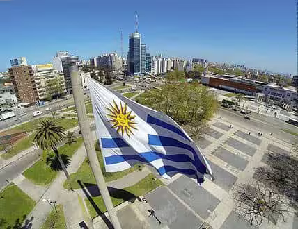 bandera de uruguay en tres cruces plaza de la bandera