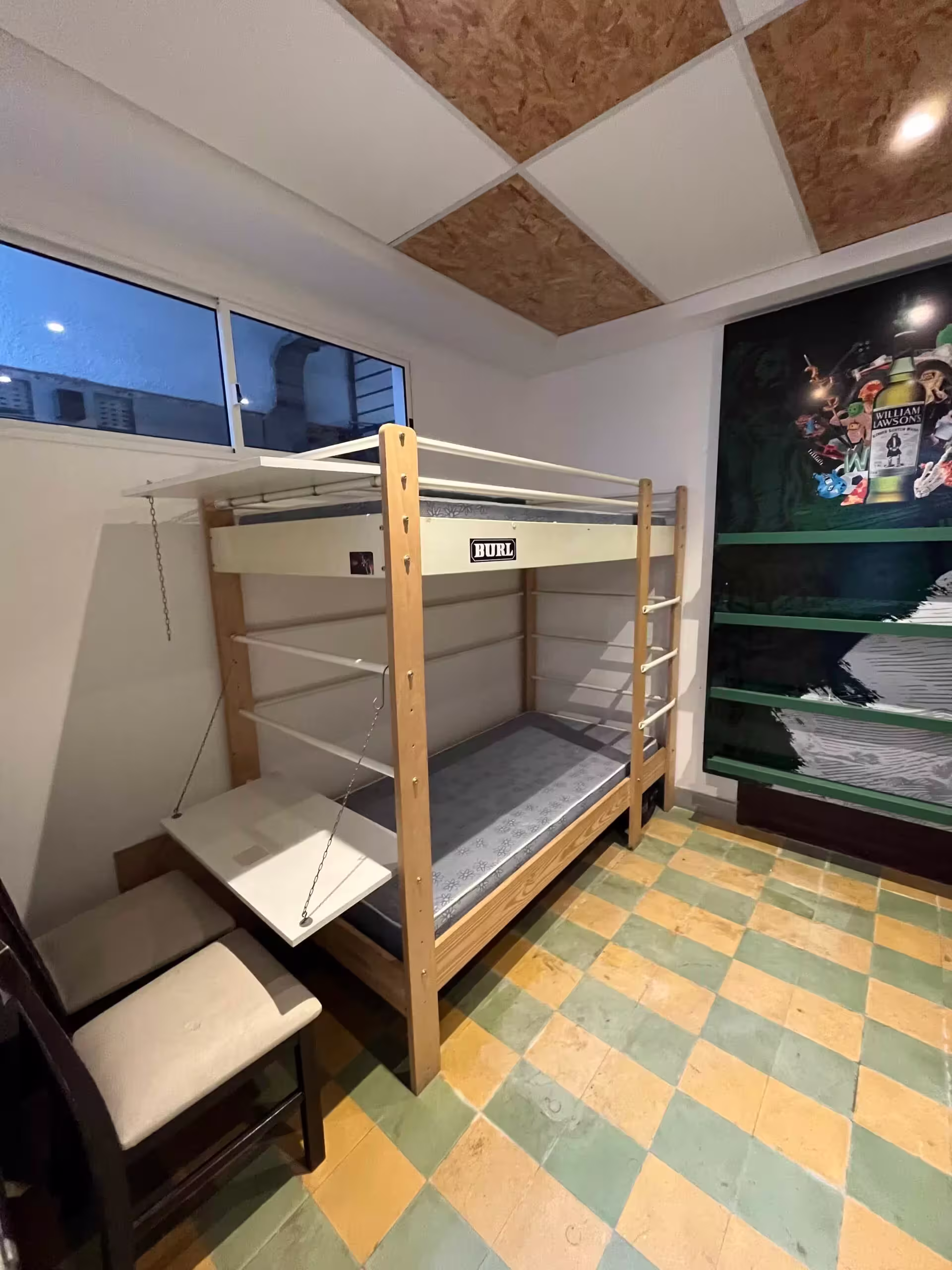 camas en dormitorio compartido