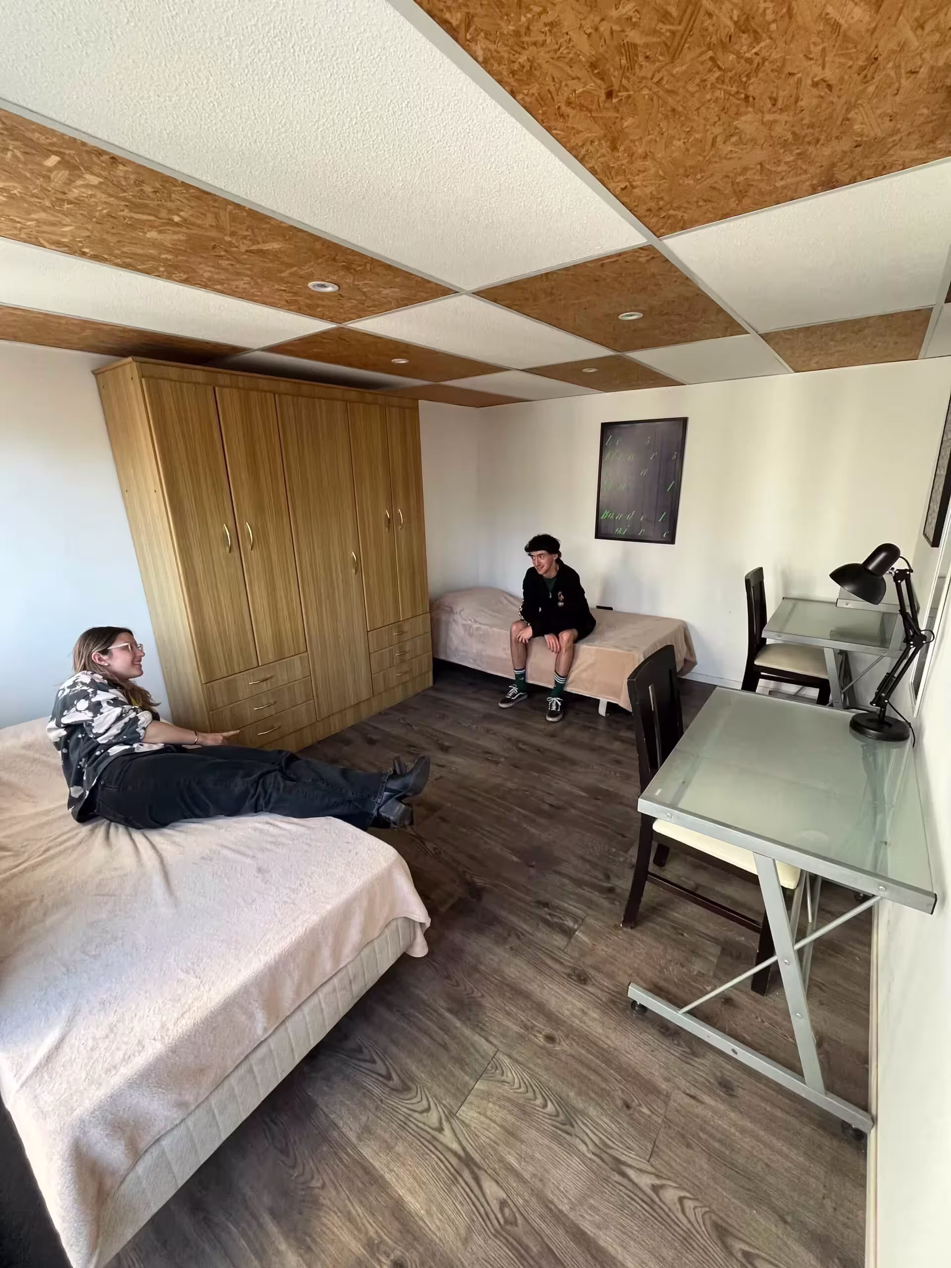 dormitorio con cama y escritorio en montevideo para estudiantes universitarios