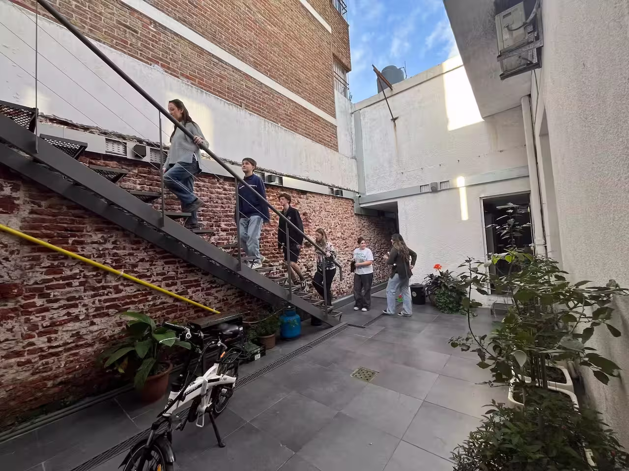 estudiantes subiendo escalera